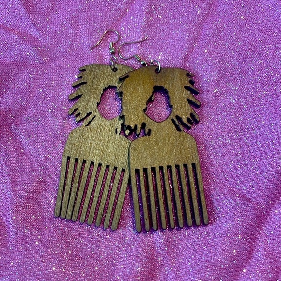 Empowering and beautifully crafted earrings - Picture 2 of 4